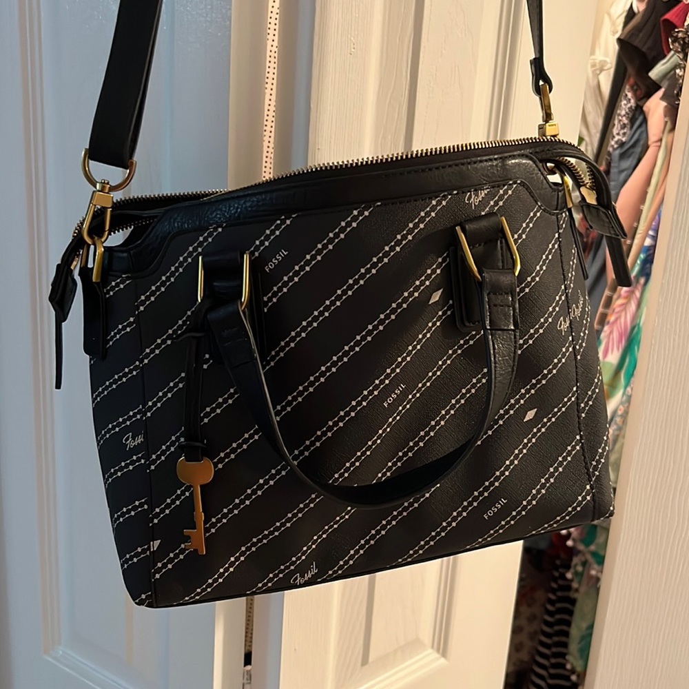 Fossil purse only used it for a month the purse is like new